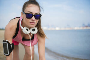 Si practicas deporte de forma regular en Valencia, sabes que la visión es un factor tan crucial como la resistencia o la técnica. Comprometer tu vista con lentillas incómodas o gafas inadecuadas no solo afecta tu rendimiento, sino que pone en riesgo tu seguridad. La solución profesional y definitiva son las gafas deportivas graduadas, diseñadas para ofrecerte corrección visual, protección y el máximo confort, sin importar la intensidad de tu actividad. Ópticas Perales