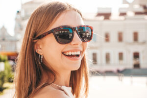 A menudo, las gafas de sol se perciben como un accesorio de moda, especialmente durante los meses de verano. Sin embargo, en Ópticas Perales, como especialistas en salud visual en Valencia, insistimos en un mensaje clave: las gafas de sol son, ante todo, un equipo de protección sanitaria esencial para tus ojos, y su uso es recomendable durante los 365 días del año.