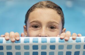 La llamada "conjuntivitis de piscina" suele ser una queratoconjuntivitis o una conjuntivitis irritativa e infecciosa. A diferencia de lo que muchos piensan, el problema no siempre es únicamente la presencia de bacterias o virus, sino el cloro y los productos químicos utilizados para desinfectar el agua.